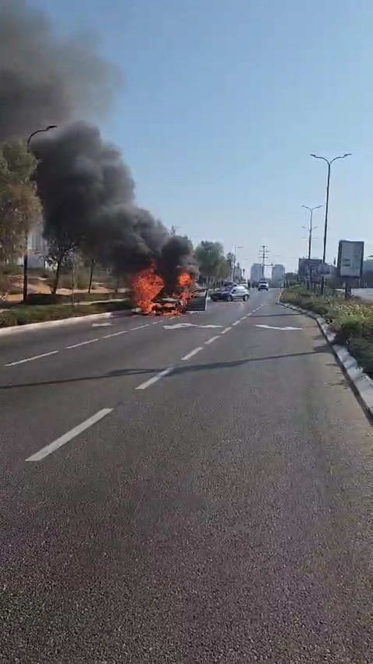 לוחם האש מחלץ מתוך הרכב הבוער