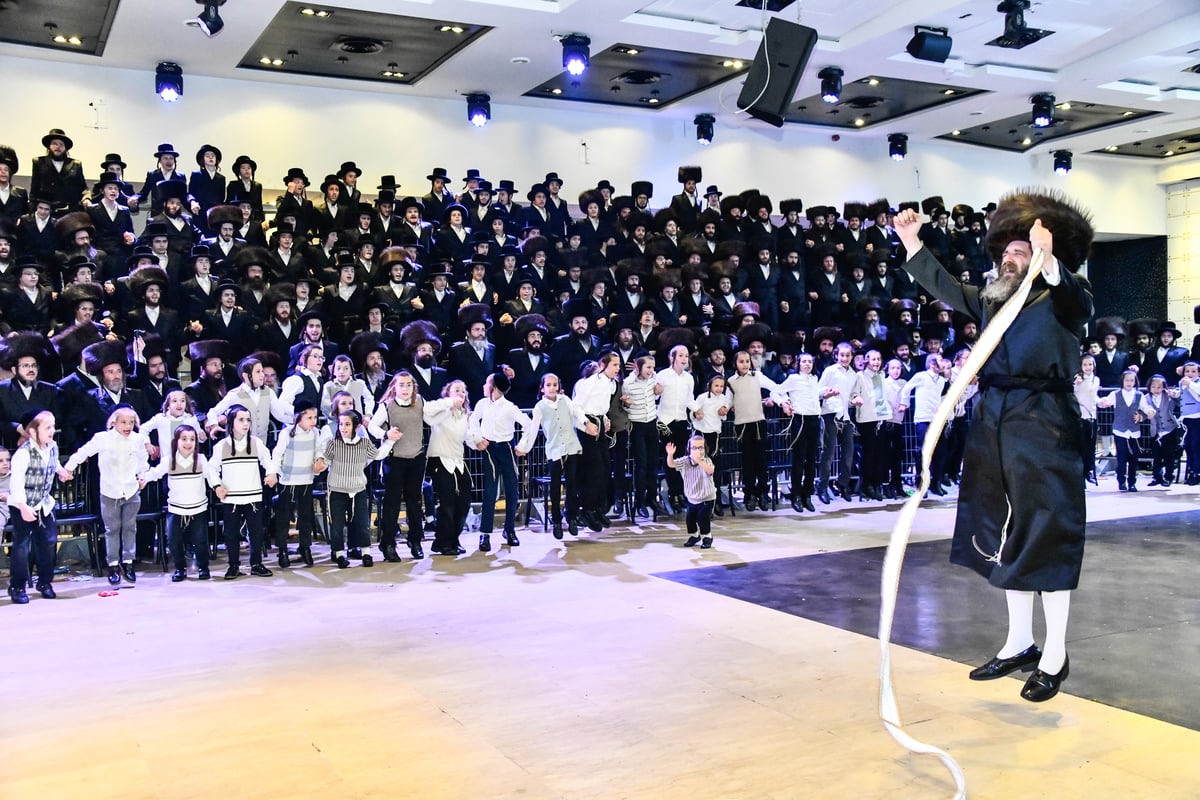 ריקודי קודש של האדמו"ר מפיטסבורג במצווה טאנץ