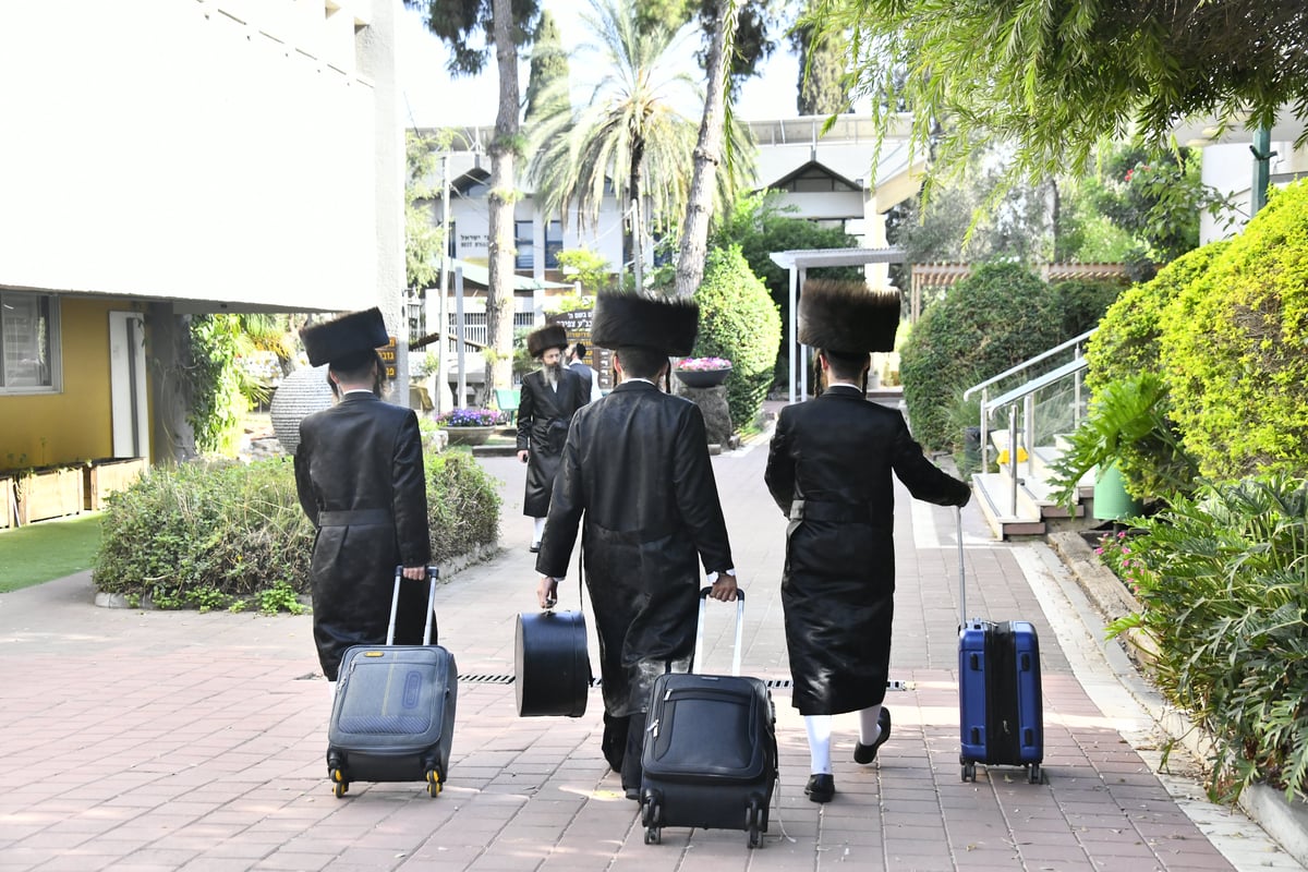 האדמו"ר מצאנז קלויזנבורג, בשב"ק במושב צפריה בארה"ק