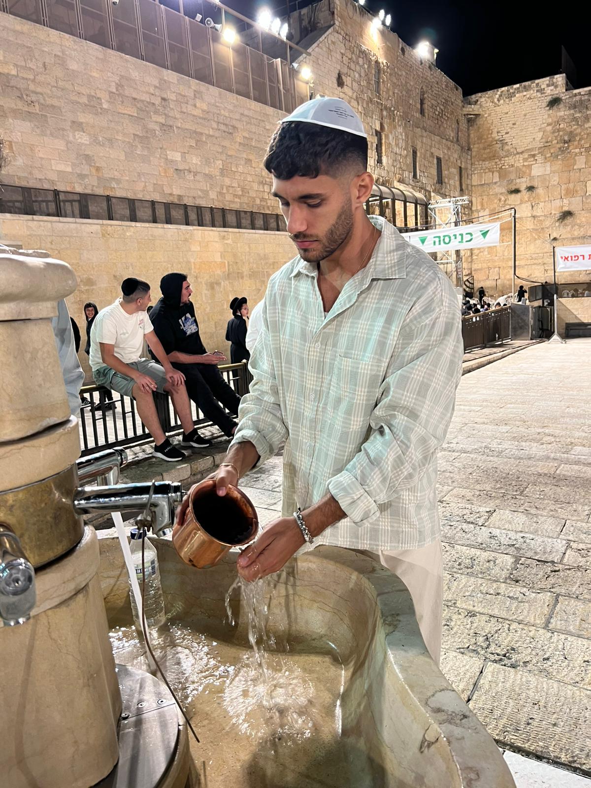 השחקן בר ברימר הגיע לבקש סליחה בכותל | צפו בתיעוד