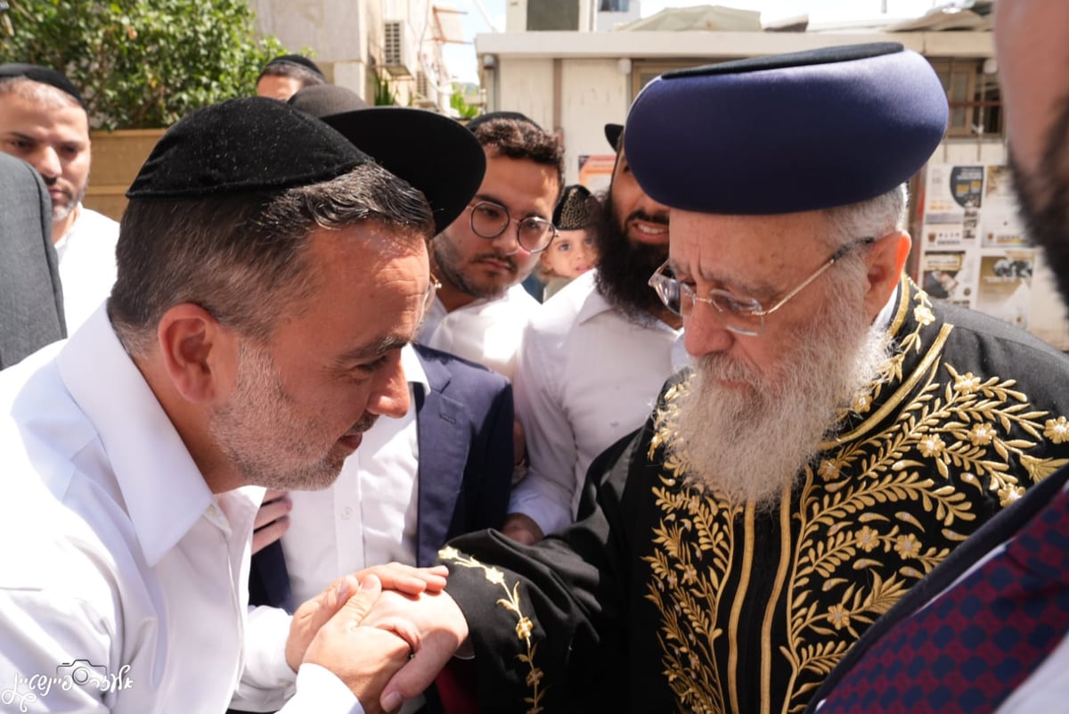 קביעת מזוזות במוסדות "יביע אומר" בראשות הרב יגאל כהן