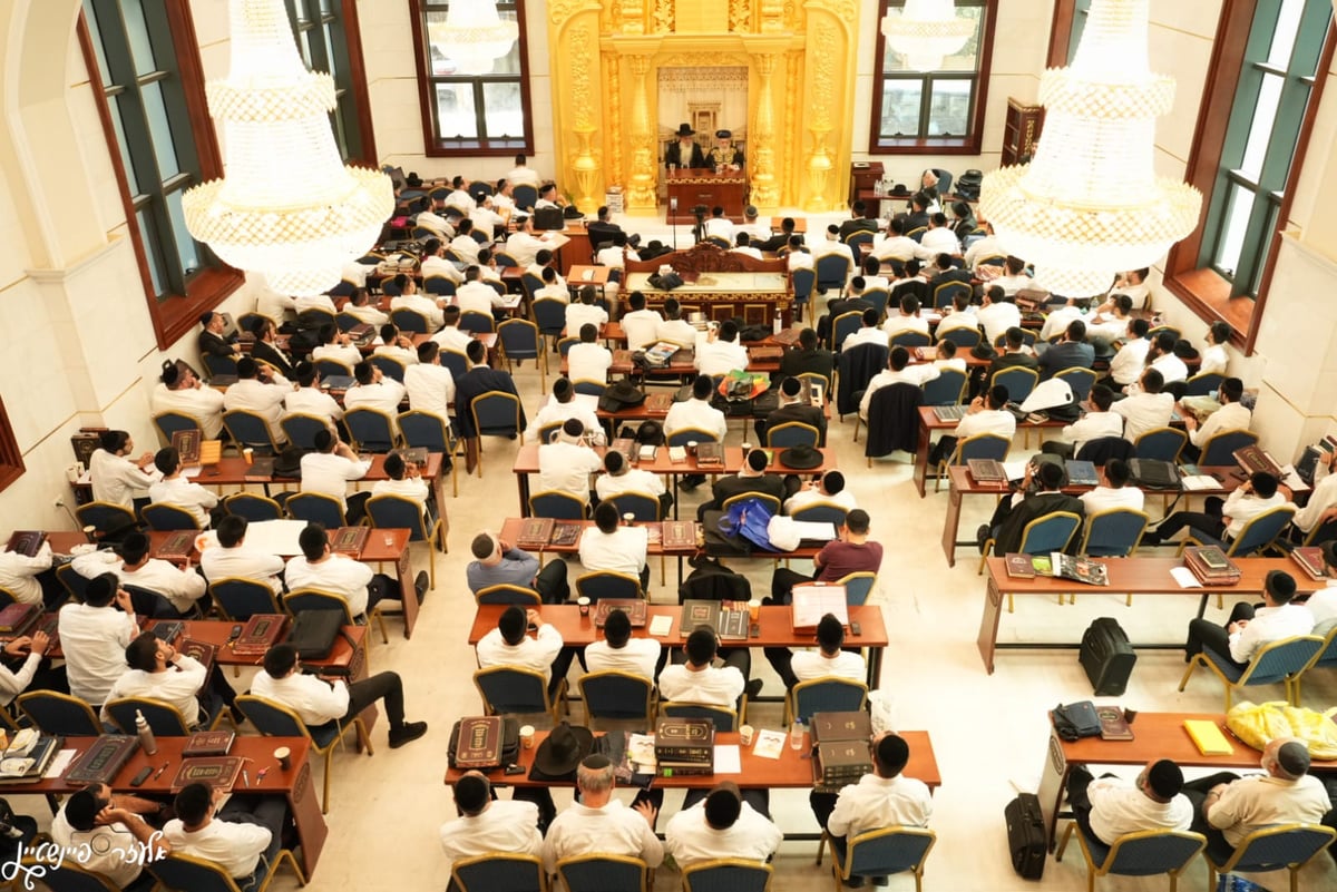 קביעת מזוזות במוסדות "יביע אומר" בראשות הרב יגאל כהן