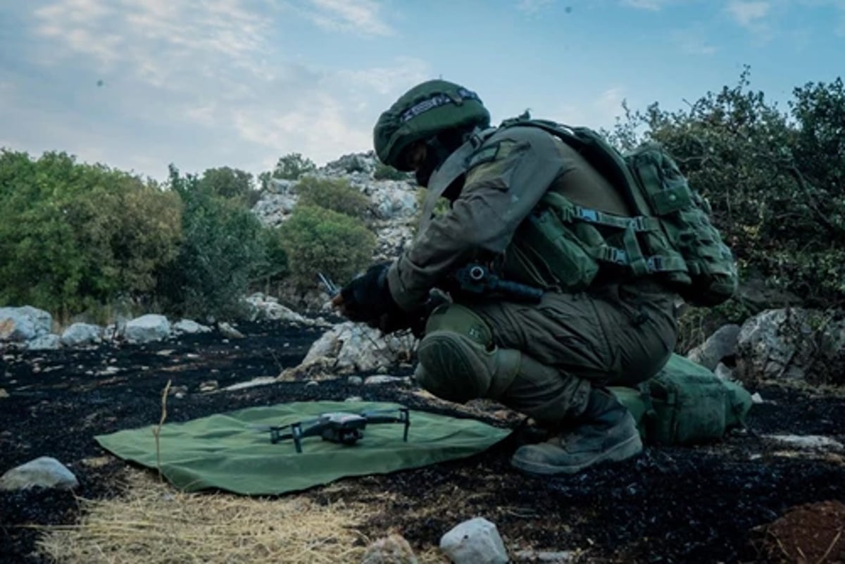 לוחם צה"ל בהפעלת רחפן בגבול הצפן