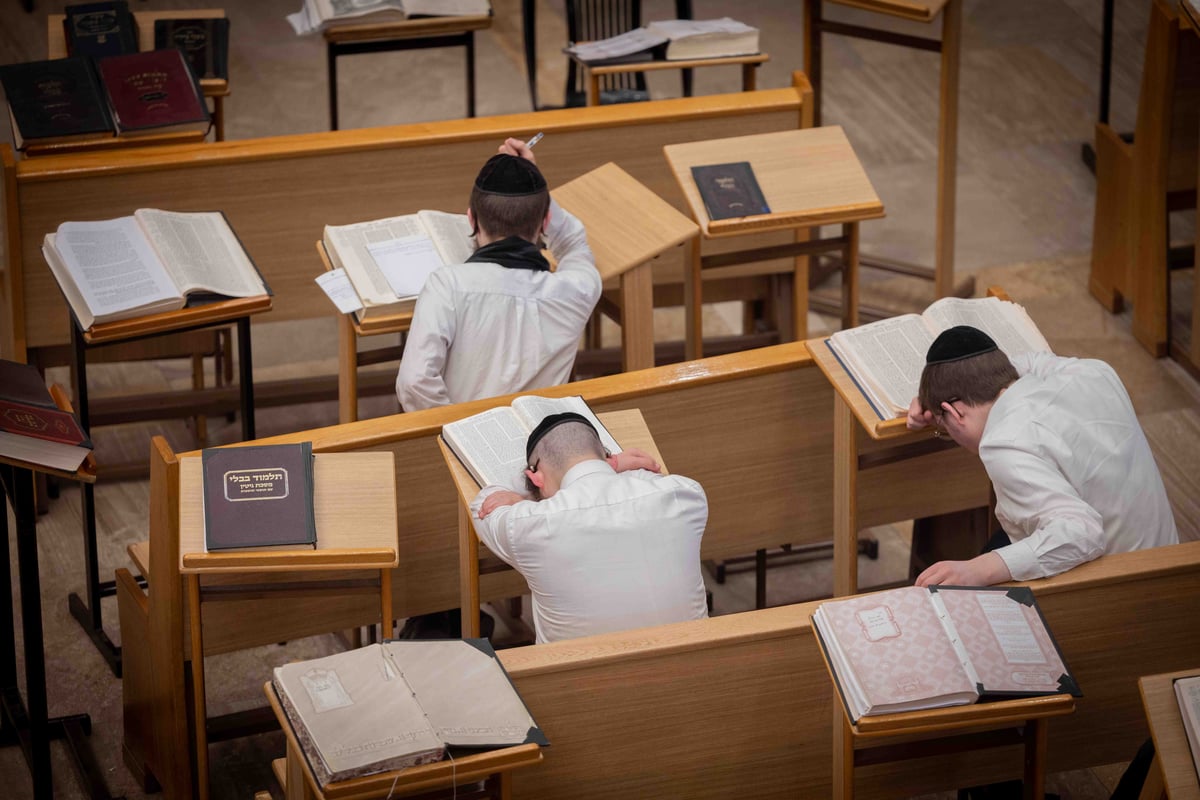 תלמידי ישיבת קמניץ לומדים עם סטנדרים