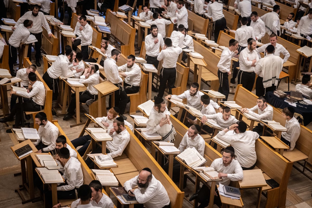 תלמידי ישיבת קמניץ לומדים עם סטנדרים