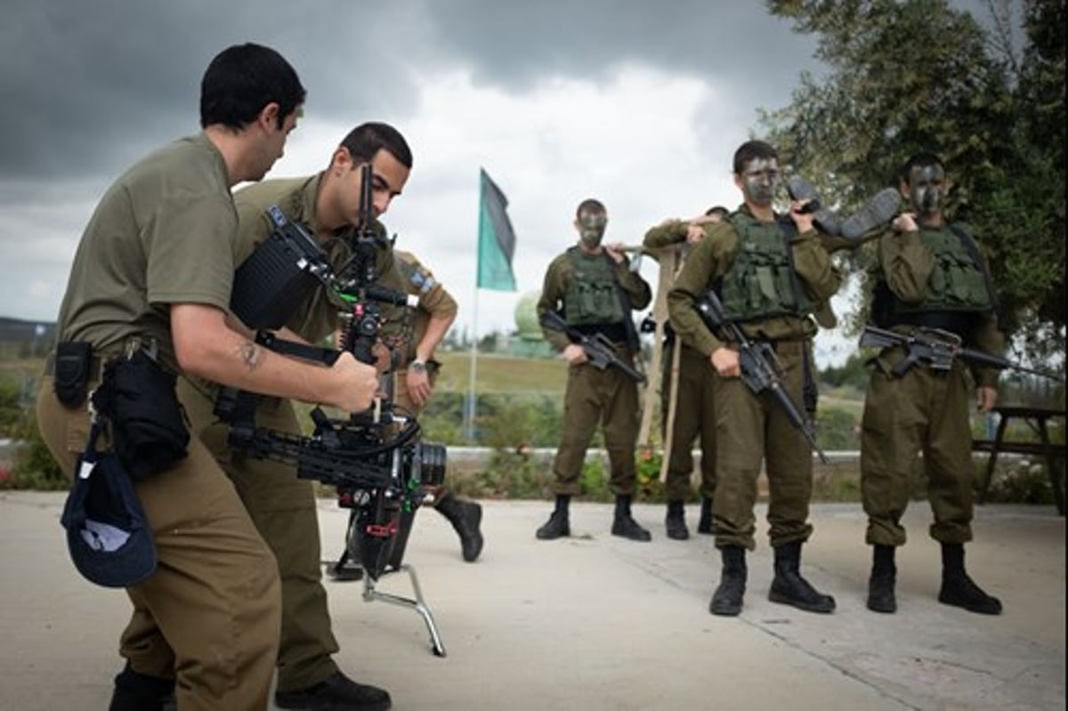 M16 ומצלמה | הצלמים שמתעדים את המלחמה מקרוב