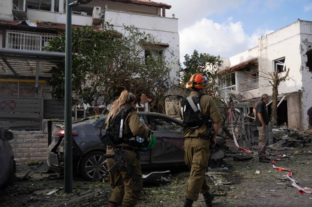 לוחמי פיקוד העורף בזירת פגיעה ישירה היום בקריית ביאליק