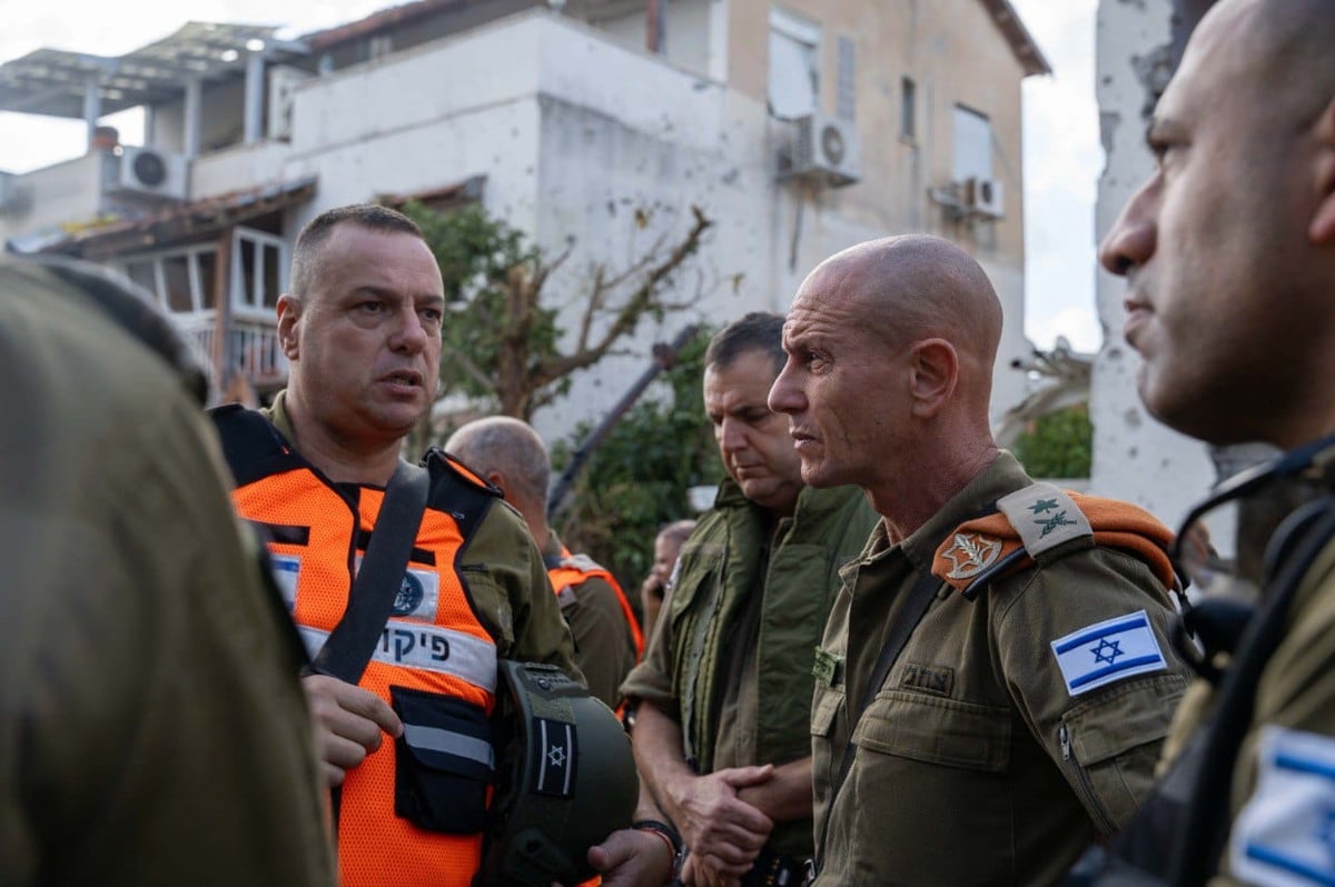 לוחמי פיקוד העורף בזירת פגיעה ישירה היום בקריית ביאליק