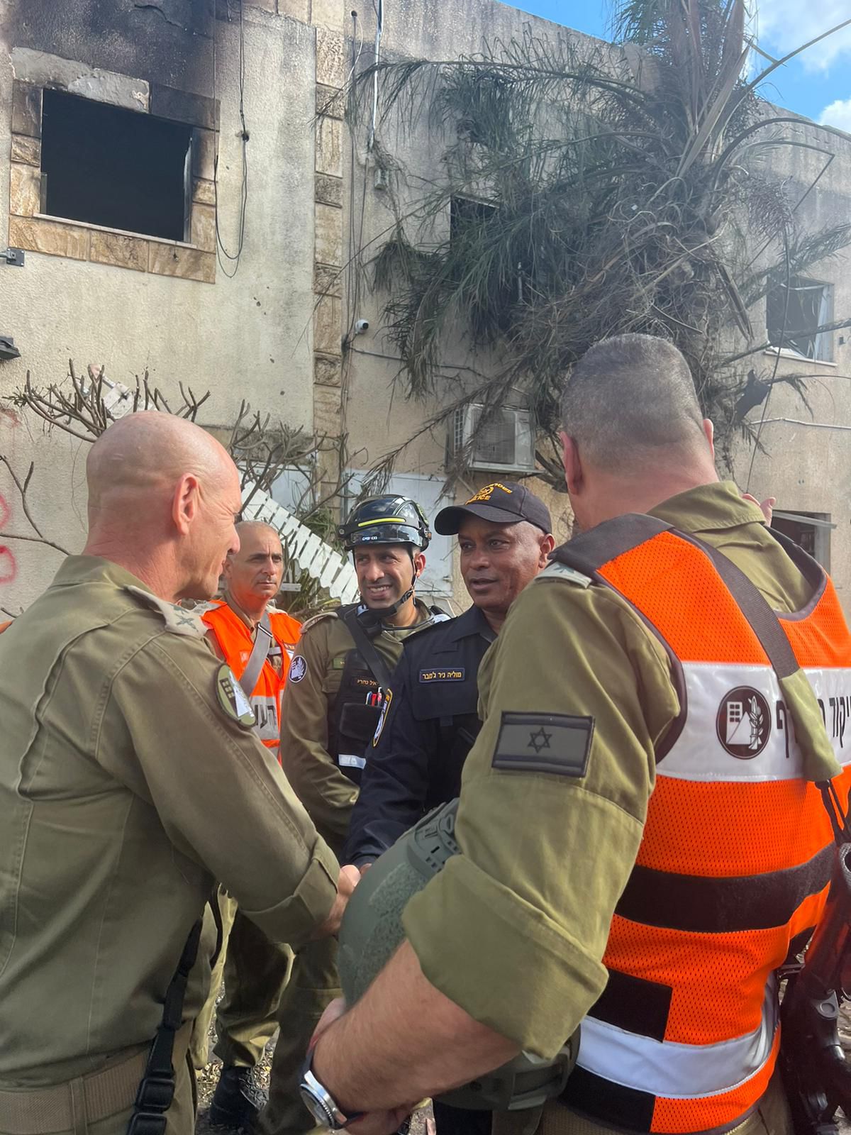 מפקד פיקוד העורף בזירת הנפילה בקריית ביאליק