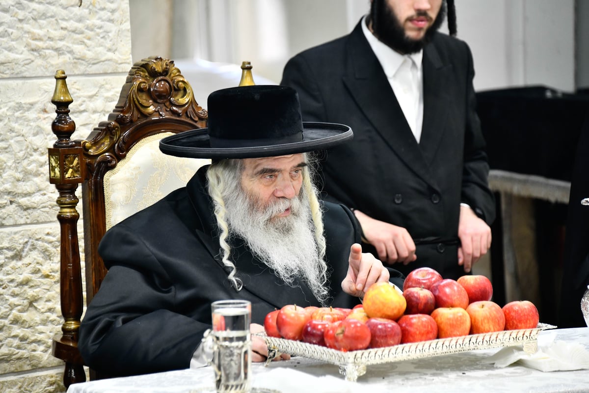 האדמו"ר מקרעטשניף י-ם, בביקור בהיכל ישיבתו באלעד 