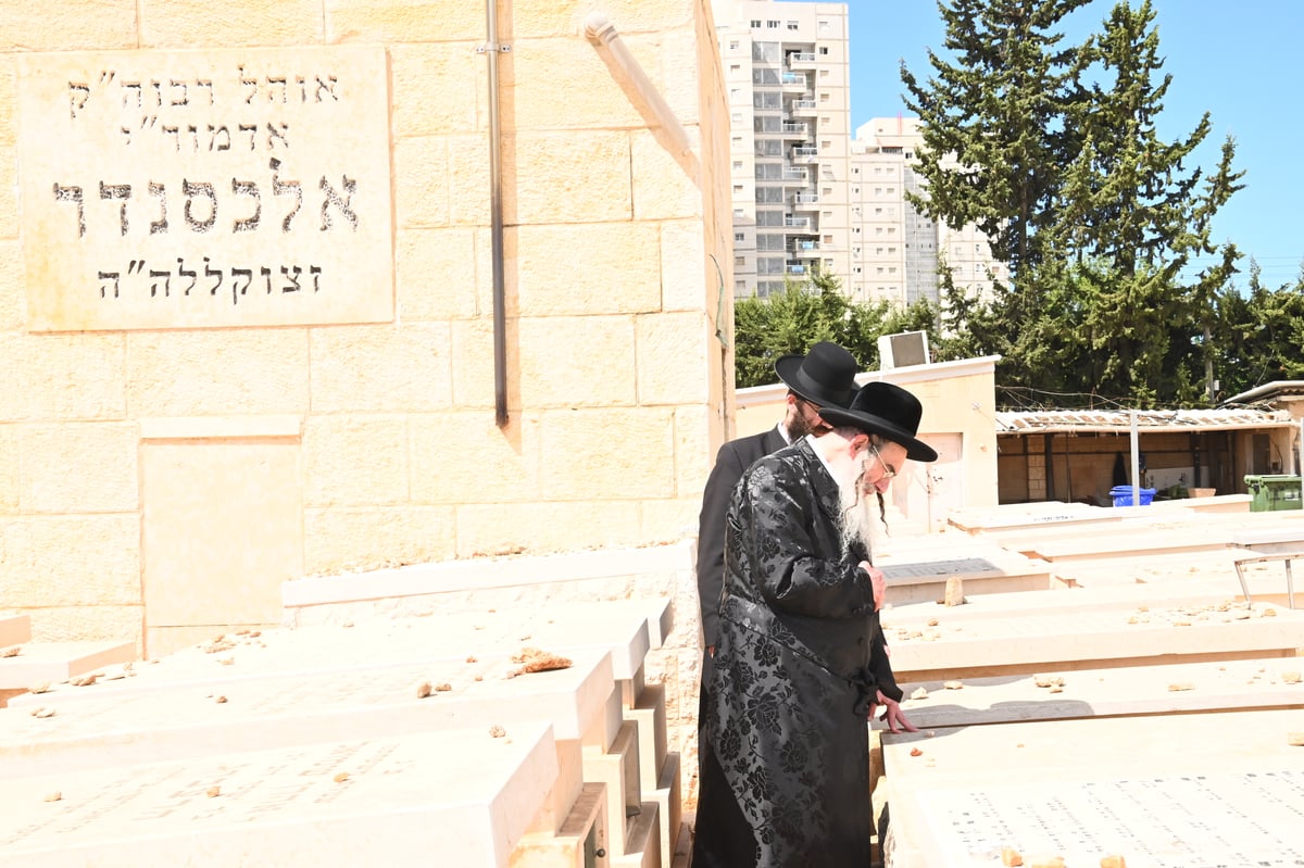 האדמו"ר מאלכסנדר בתפילה באוהל בית אלכסנדר בבני ברק 