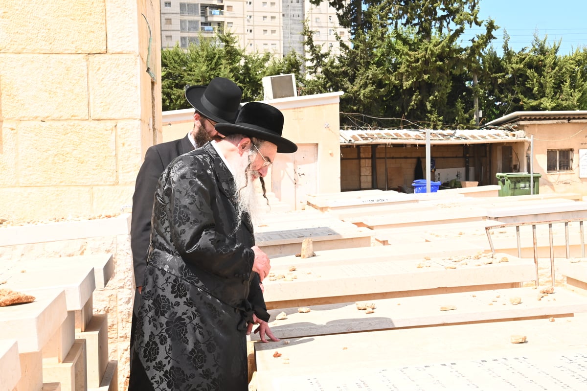 האדמו"ר מאלכסנדר בתפילה באוהל בית אלכסנדר בבני ברק 