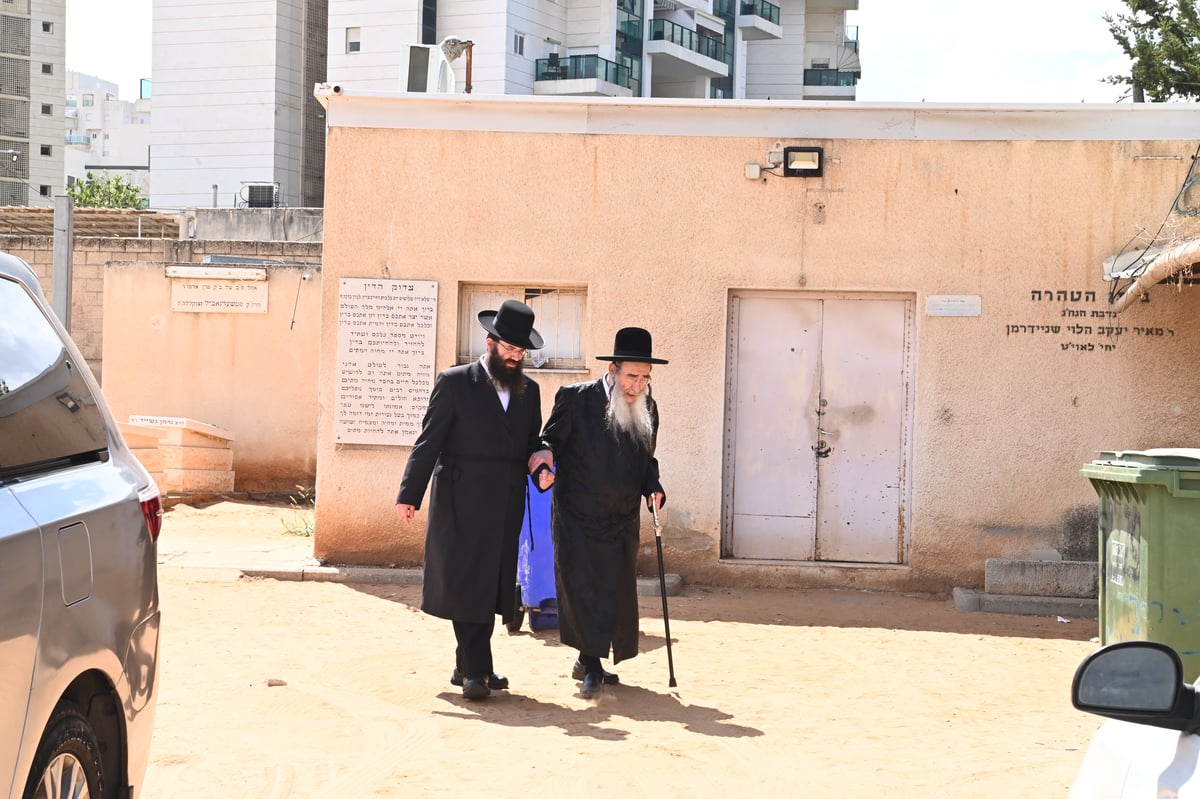 האדמו"ר מאלכסנדר בתפילה באוהל בית אלכסנדר בבני ברק 