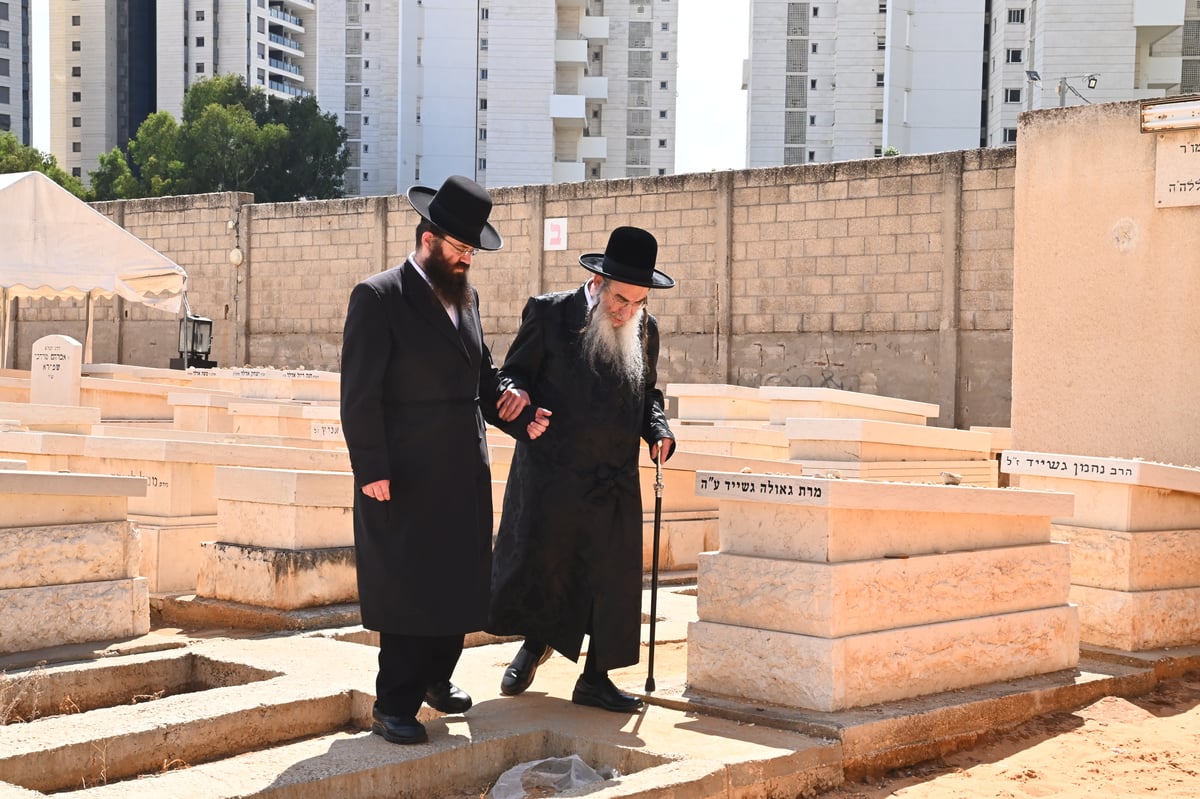 האדמו"ר מאלכסנדר בתפילה באוהל בית אלכסנדר בבני ברק 