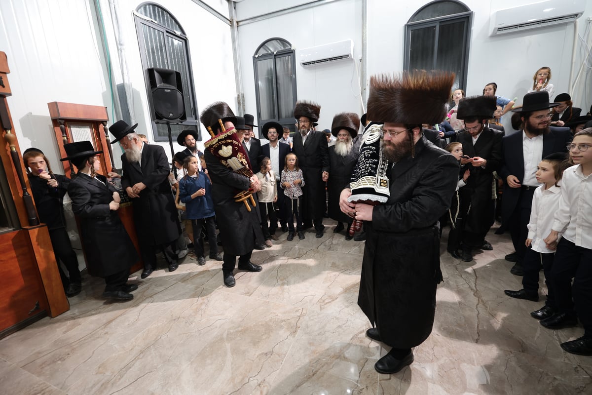 הכנסת ספר תורה וחנוכת הבית לביהמ"ד קרעטשניף בברכפלד