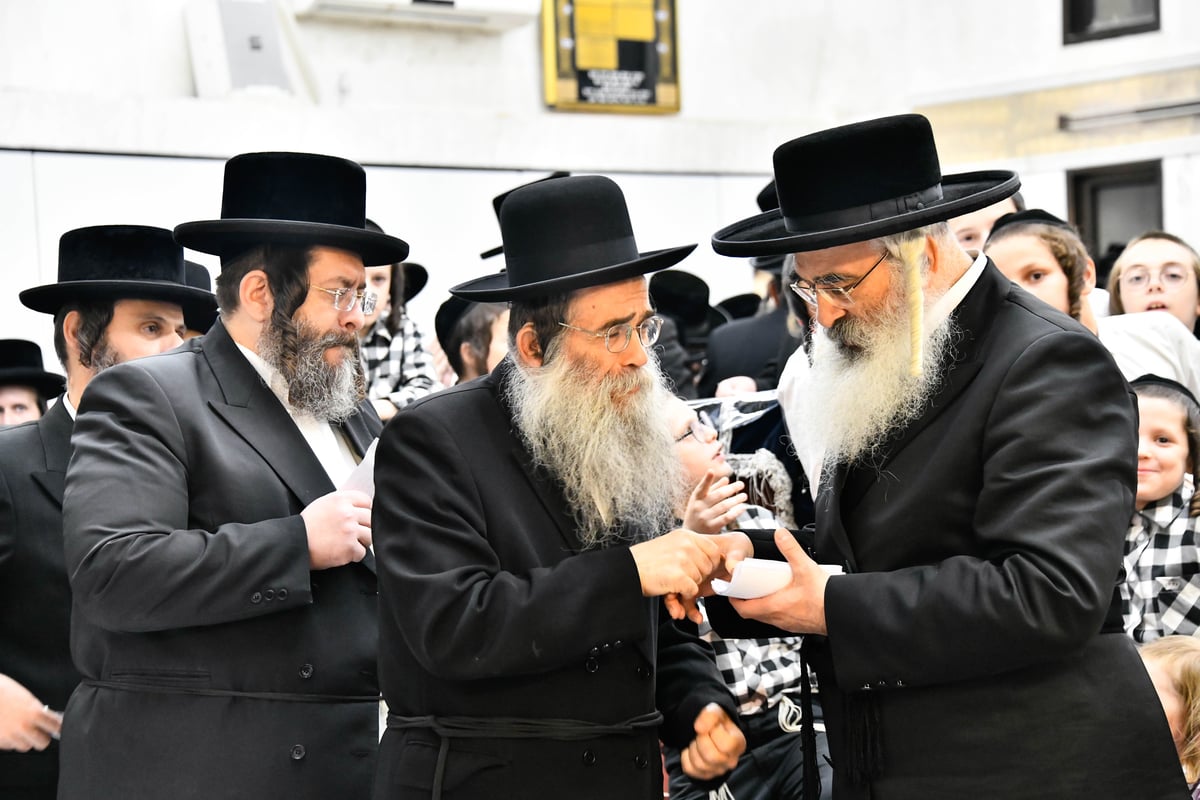 האדמו"ר מדושינסקיא בקבלת קהל בבני ברק 