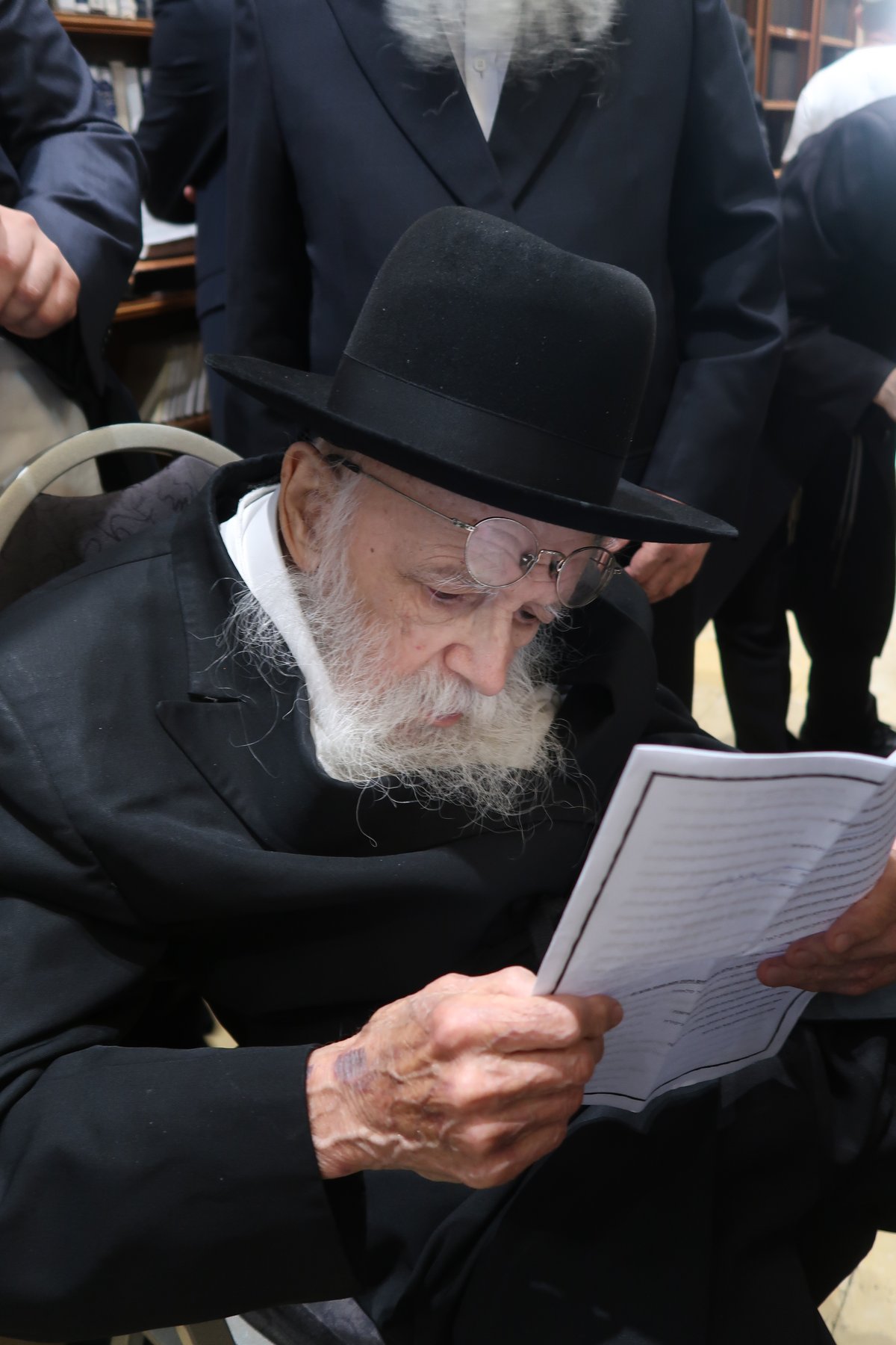 הגאון רבי מאיר גריינמן בתפילה בקבר רחל