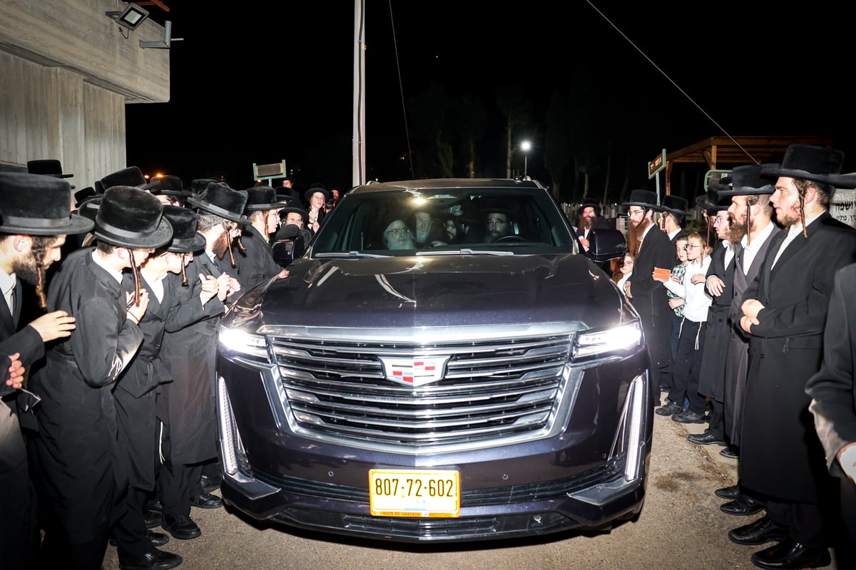 האדמו"ר מצאנז קלויזנבורג בציון אביו בעל ה'שפע חיים' זצ"ל