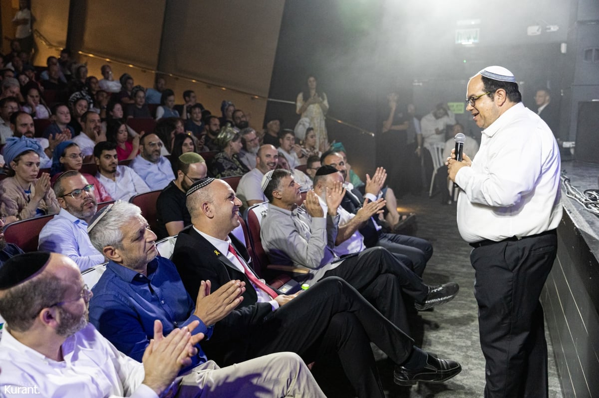 ראש העיר כתב שיר על המלחמה, אברהם פריד ביצע | צפו