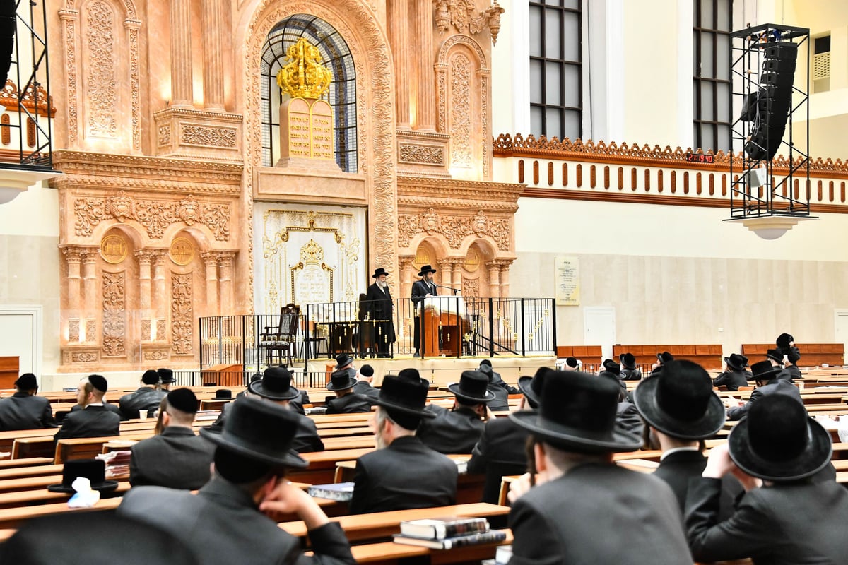 האדמו"ר מפיטסבורג בשיחה בביהמ"ד ויז'ניץ 