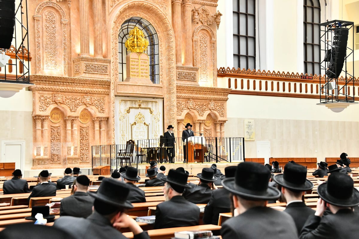 האדמו"ר מפיטסבורג בשיחה בביהמ"ד ויז'ניץ 