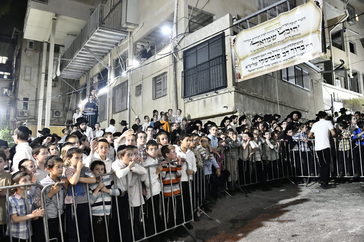 הגאון רבי ברוך דב פוברסקי בקביעת מזוזה ב'בית השם' 