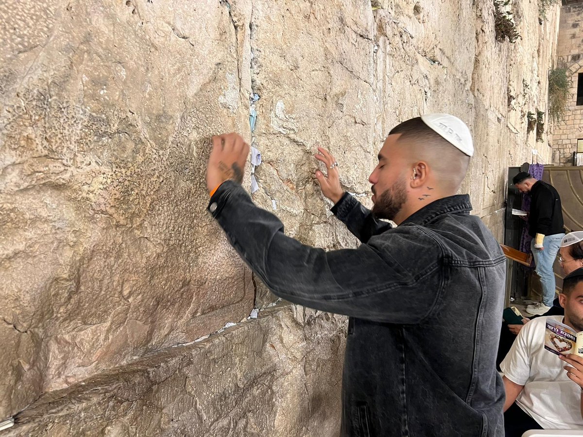 רגע לפני כיפור: הידוען שהתחזק ביקש סליחה בכותל | צפו