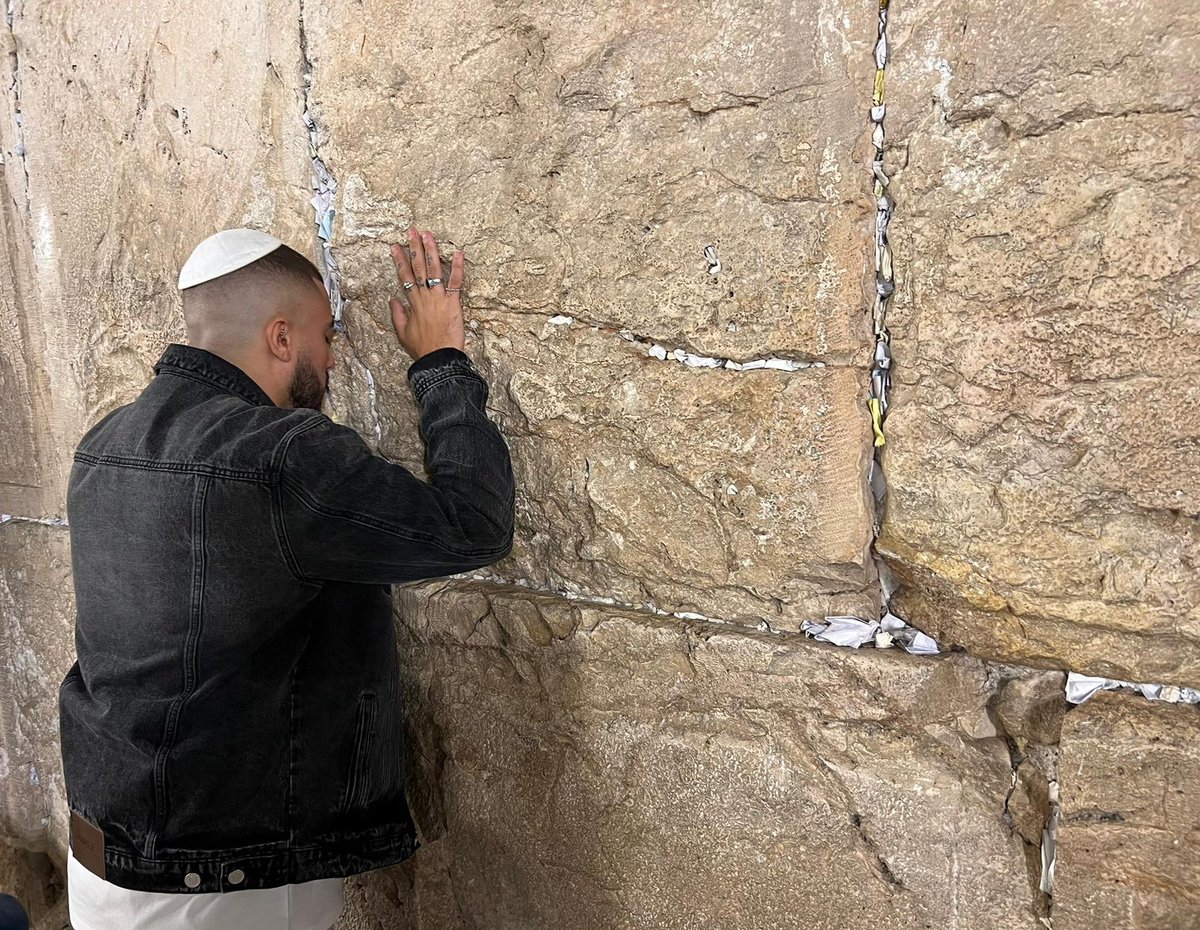 רגע לפני כיפור: הידוען שהתחזק ביקש סליחה בכותל | צפו