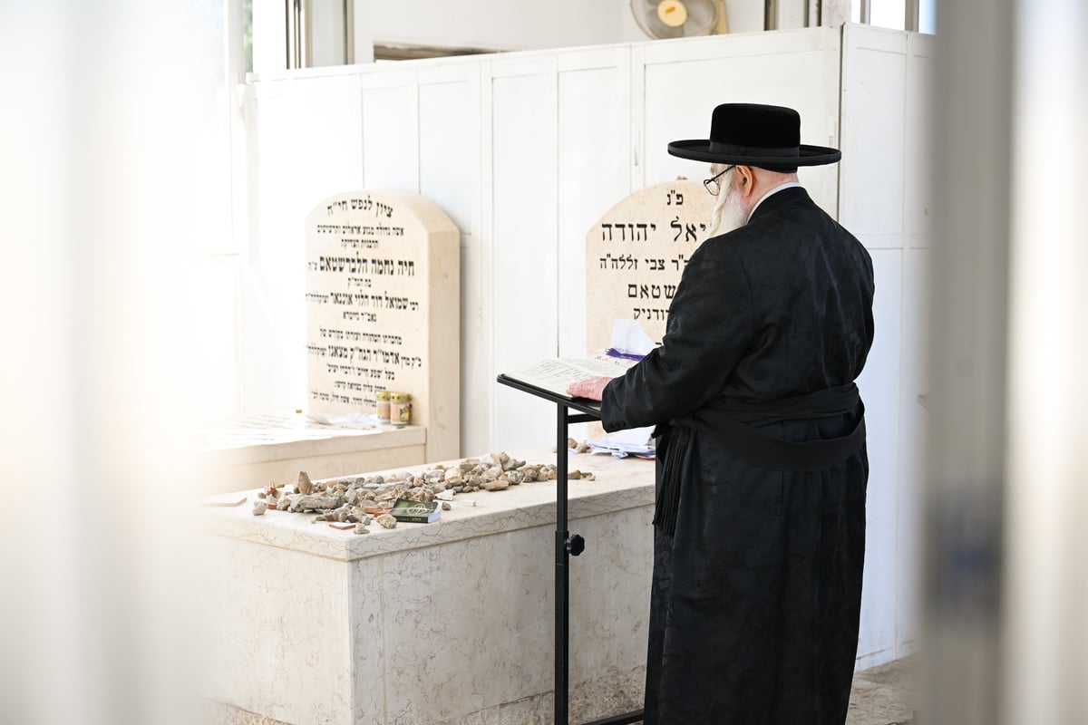 האדמו"ר מצאנז בציון אביו בעל ה'שפע חיים' זי"ע בעשי"ת