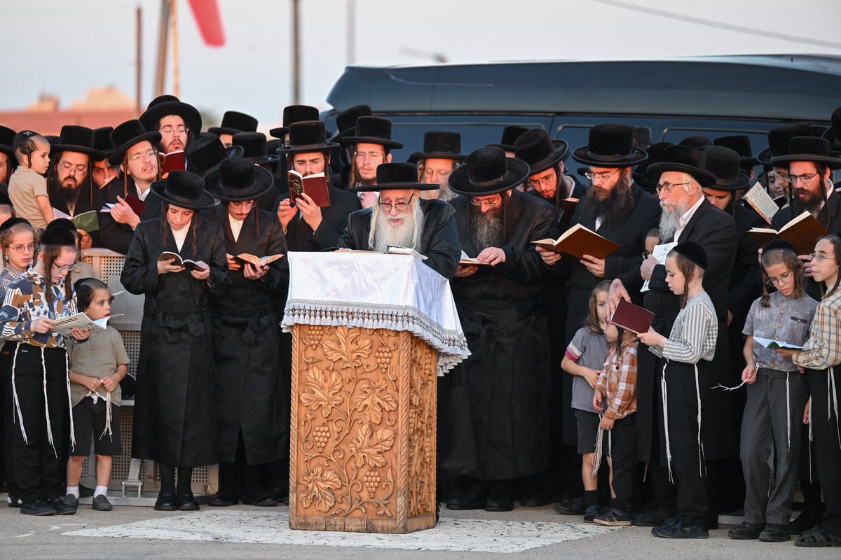 האדמו"ר מצאנז באמירת תשליך על חוף ימה של נתניה