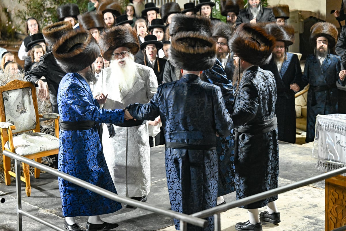 האדמו"ר מצאנז בריקוד עם בניו אחר קידוש לבנה