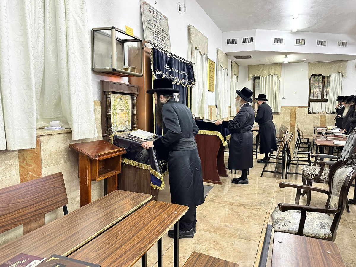 בתפילת ערבית בביהמ"ד ויז'ניץ ירושלים בירושלים