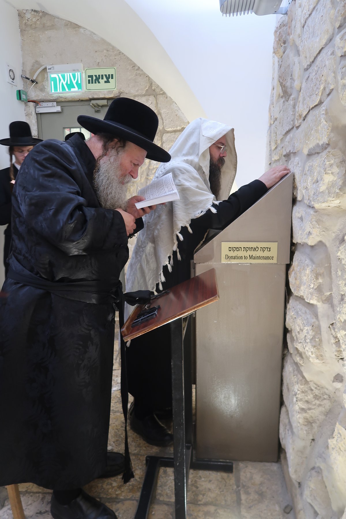 האדמו"ר מקוזמיר בסליחות בקבר 'שמואל הנביא' 