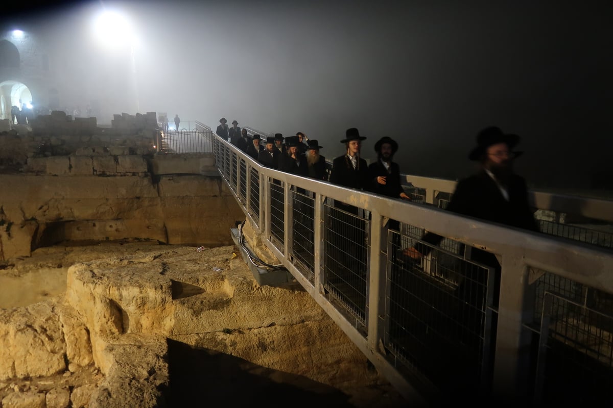 האדמו"ר מקוזמיר בסליחות בקבר 'שמואל הנביא' 