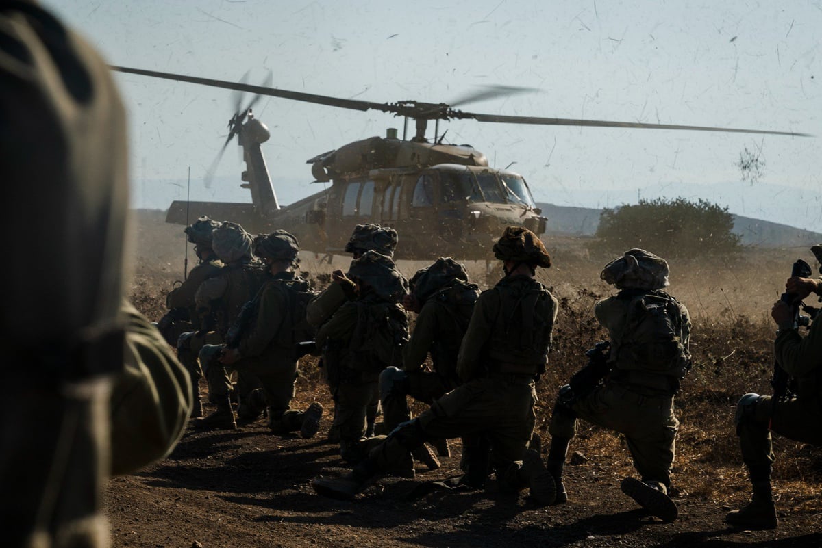 לוחמי צה"ל עם מסוקי הקרב 