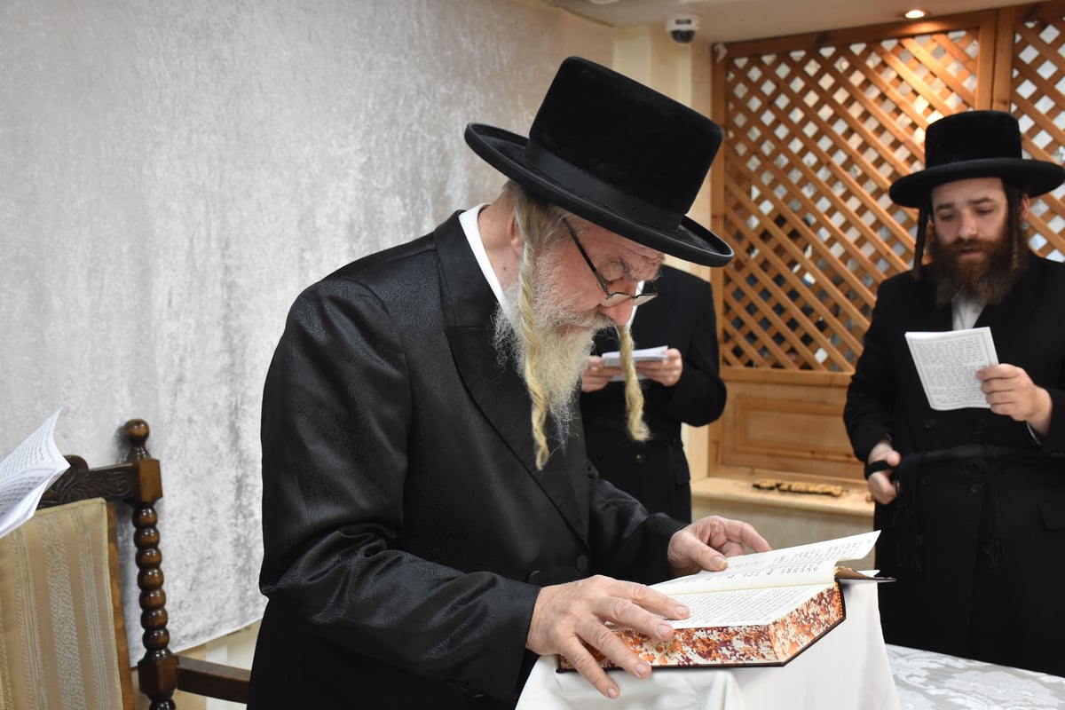 ערב ומוצאי יום כיפור בחצה"ק אשלג 