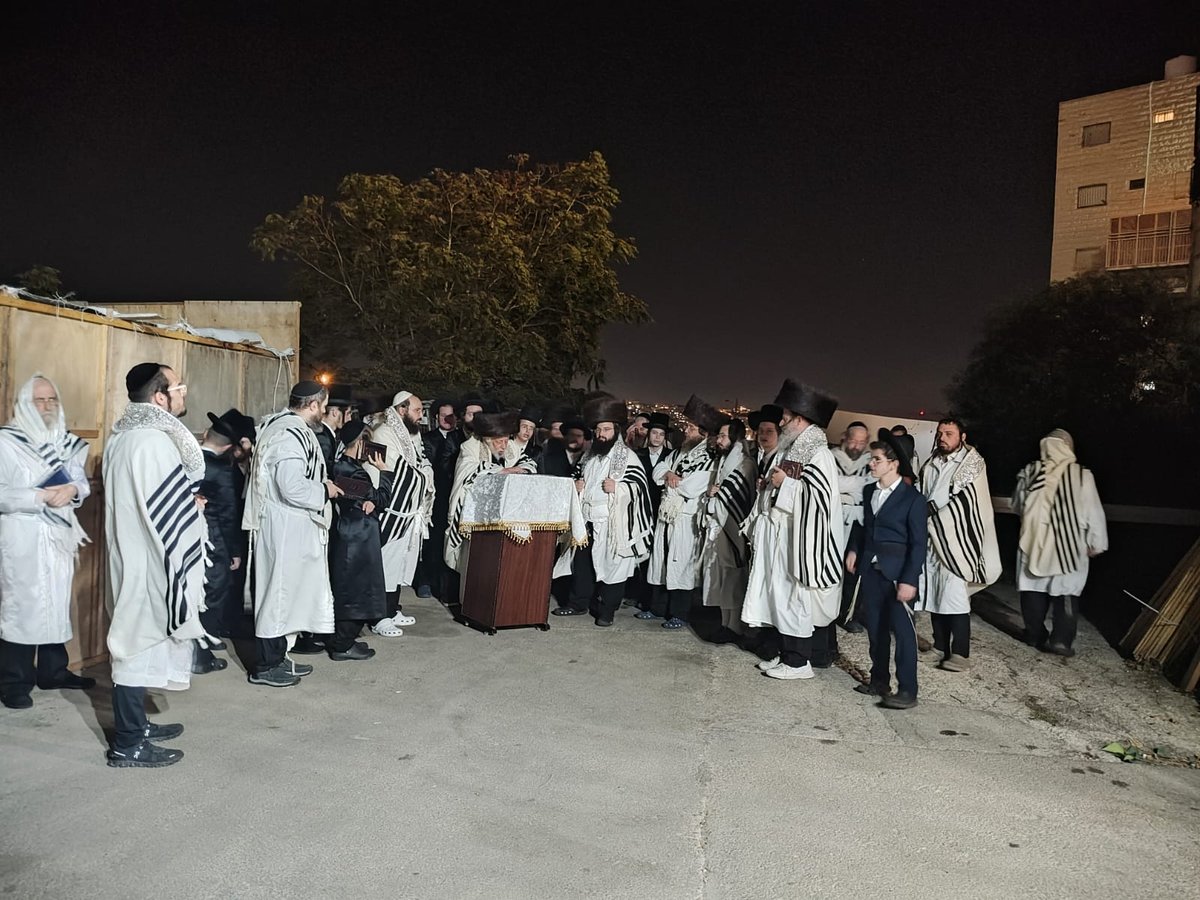 האדמו"ר מקופיטשניץ בקידוש לבנה עם צאת הצום של יום כיפור  