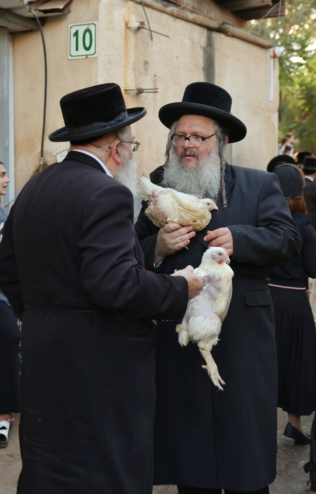 אווירת ערב חג ברחובותיה של העיר בני ברק 