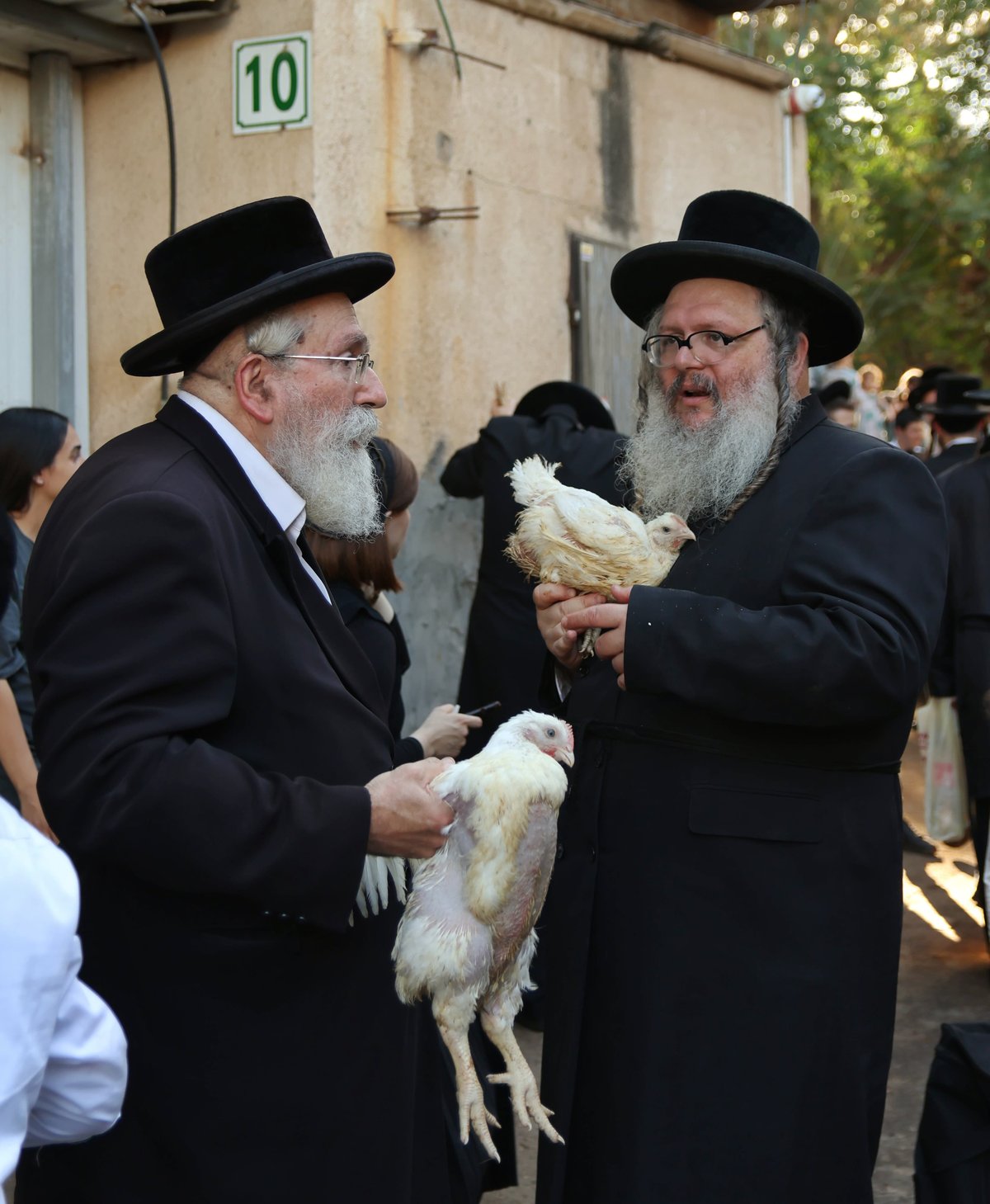 אווירת ערב חג ברחובותיה של העיר בני ברק 