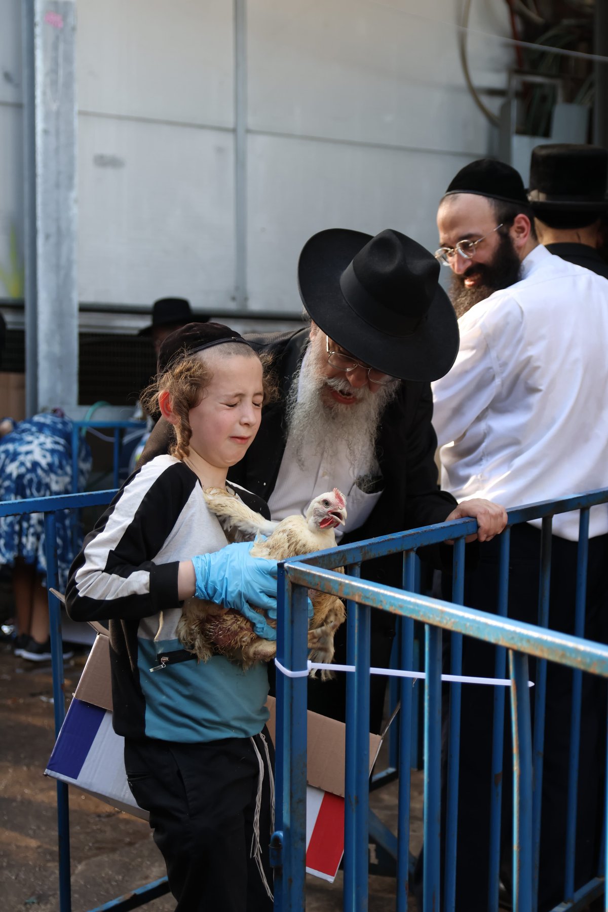 אווירת ערב חג ברחובותיה של העיר בני ברק 