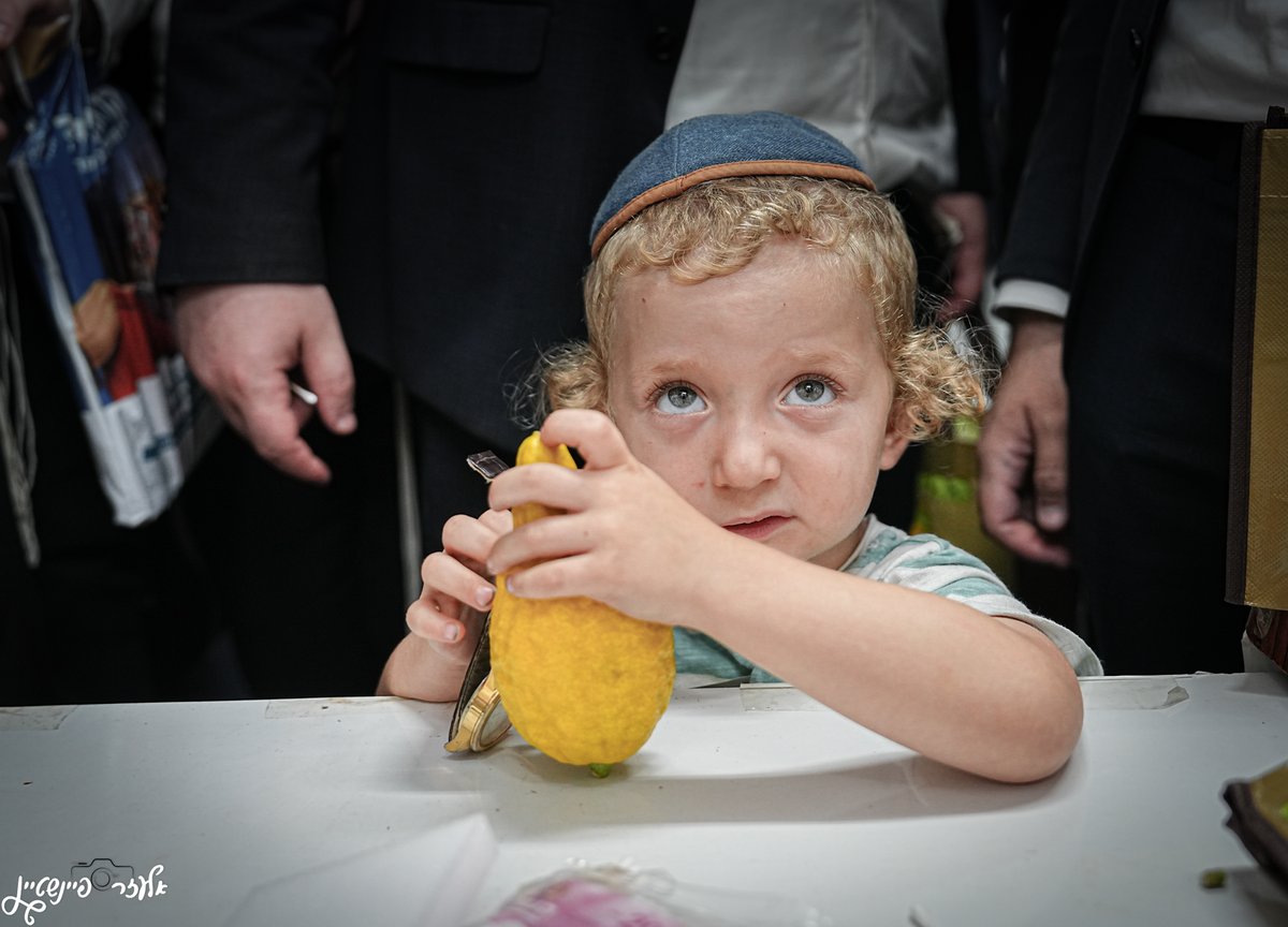 אווירת ערב חג ברחובותיה של העיר בני ברק 