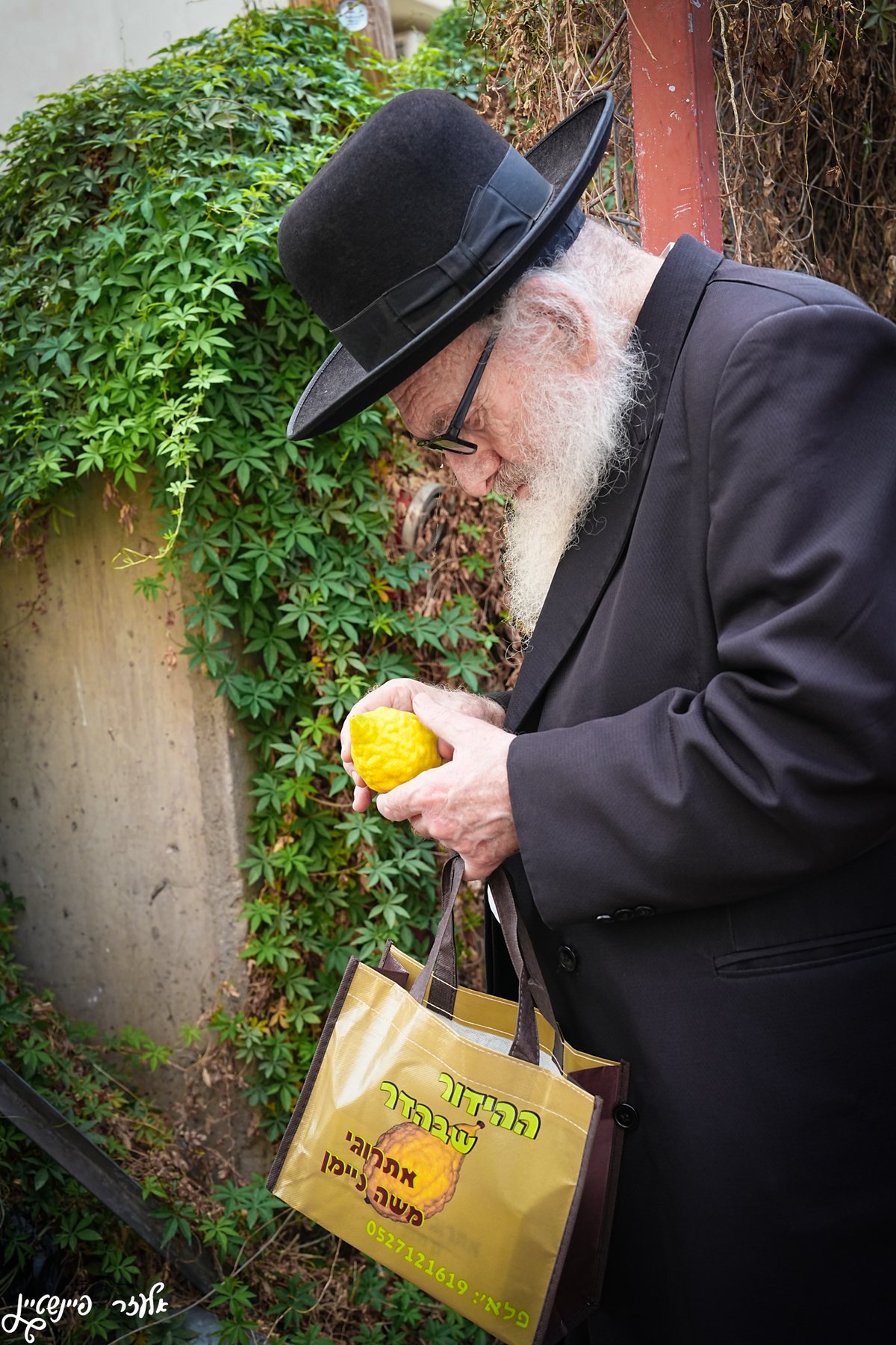 אווירת ערב חג ברחובותיה של העיר בני ברק 