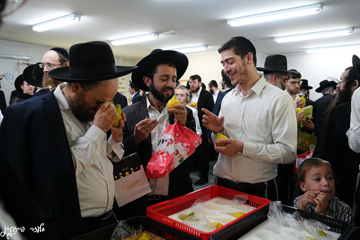 אווירת ערב חג ברחובותיה של העיר בני ברק 