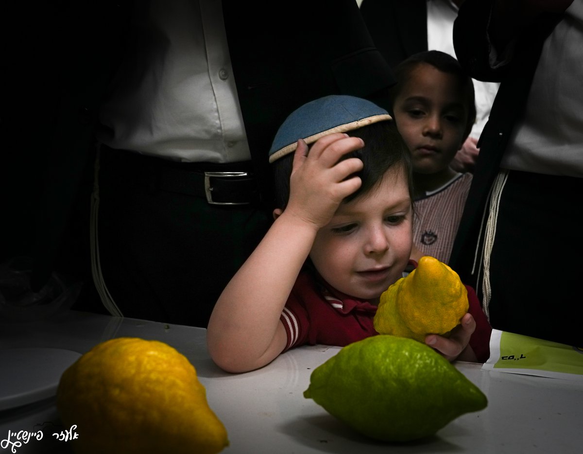 אווירת ערב חג ברחובותיה של העיר בני ברק 