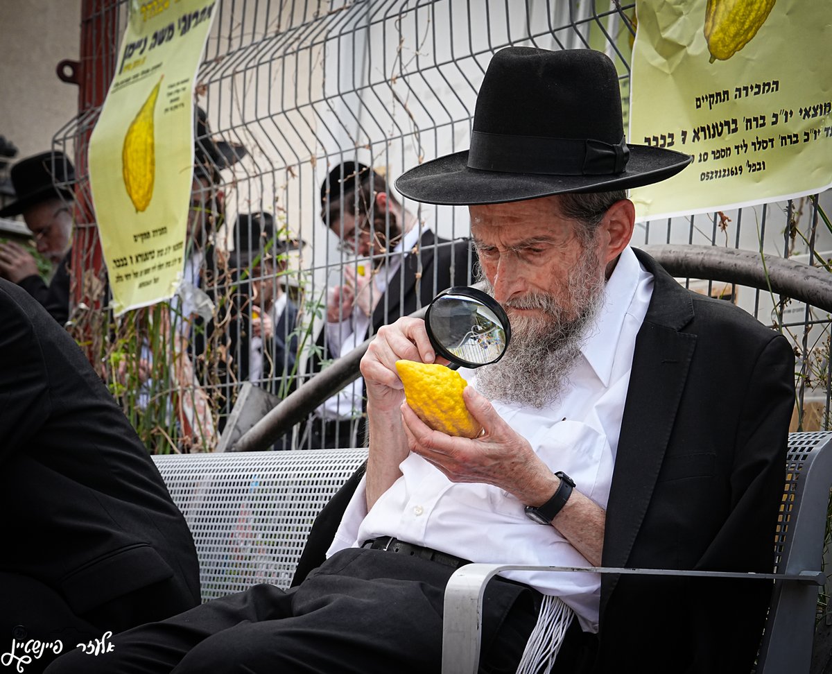 אווירת ערב חג ברחובותיה של העיר בני ברק 