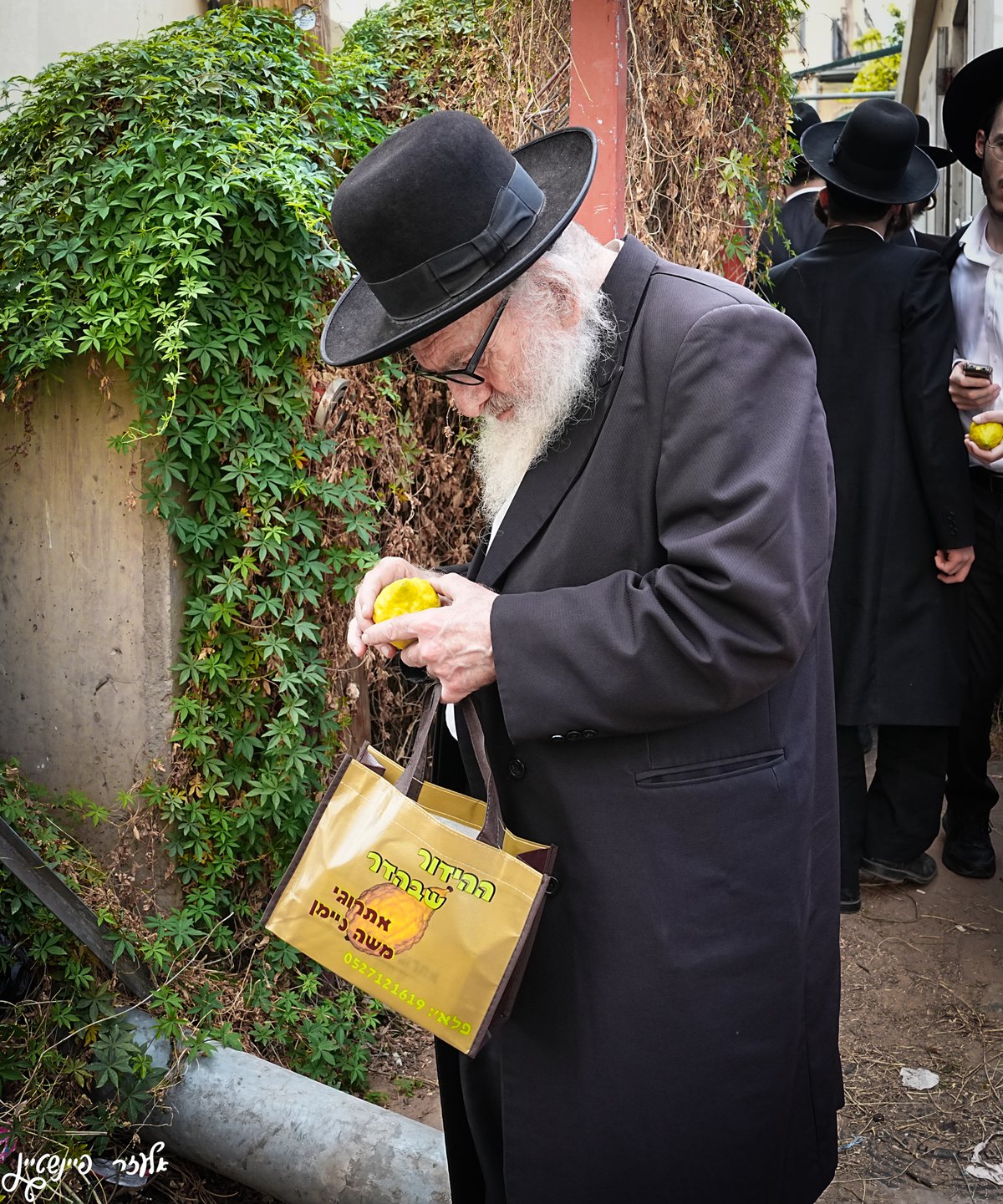 אווירת ערב חג ברחובותיה של העיר בני ברק 