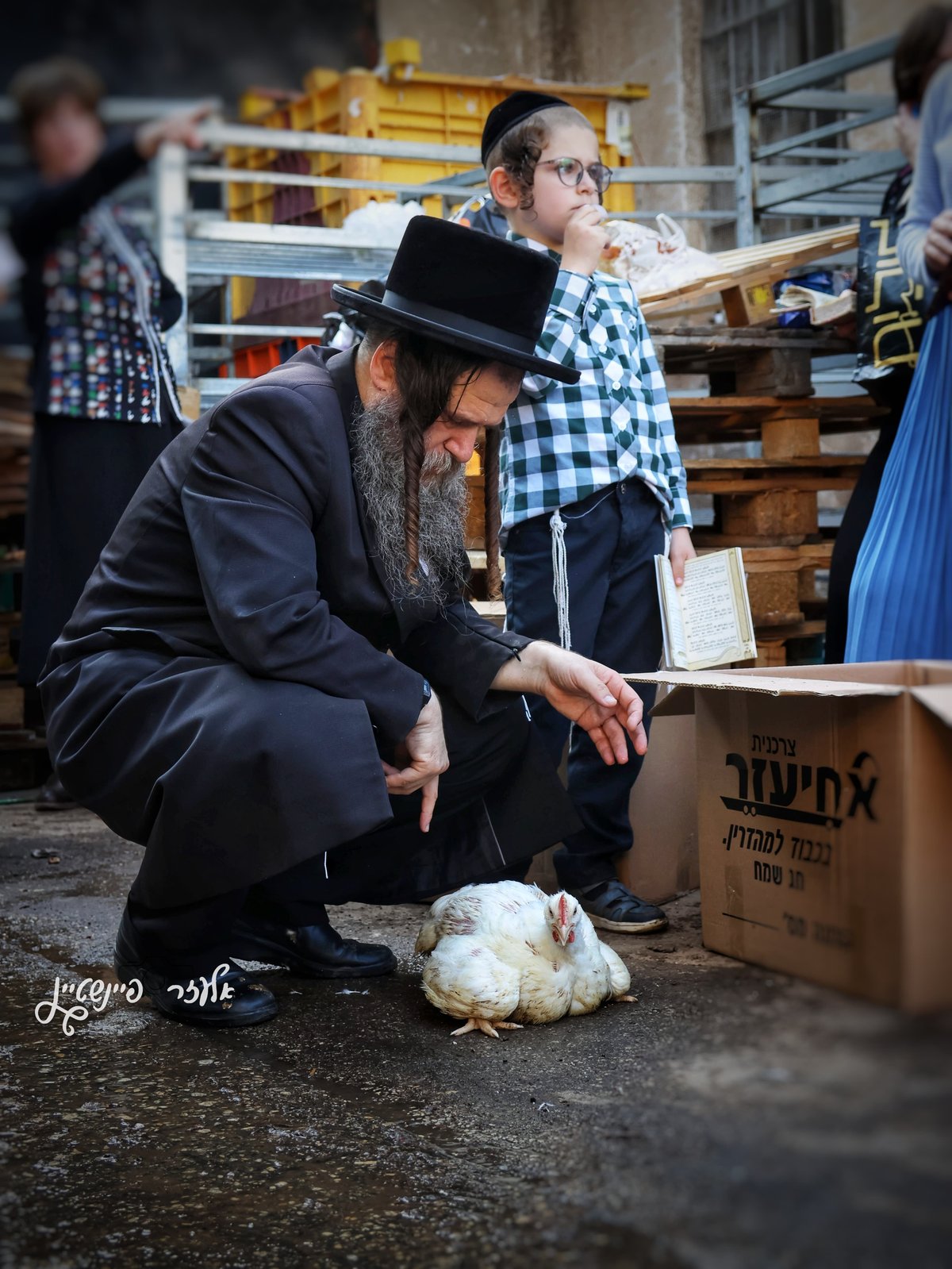 אווירת ערב חג ברחובותיה של העיר בני ברק 