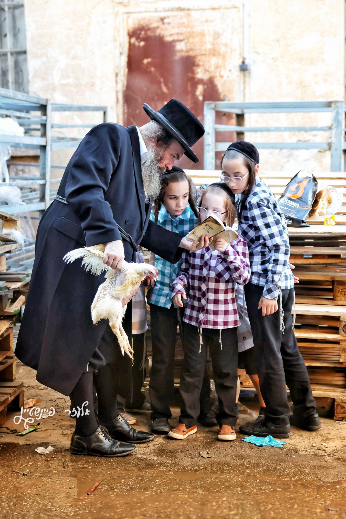 אווירת ערב חג ברחובותיה של העיר בני ברק 