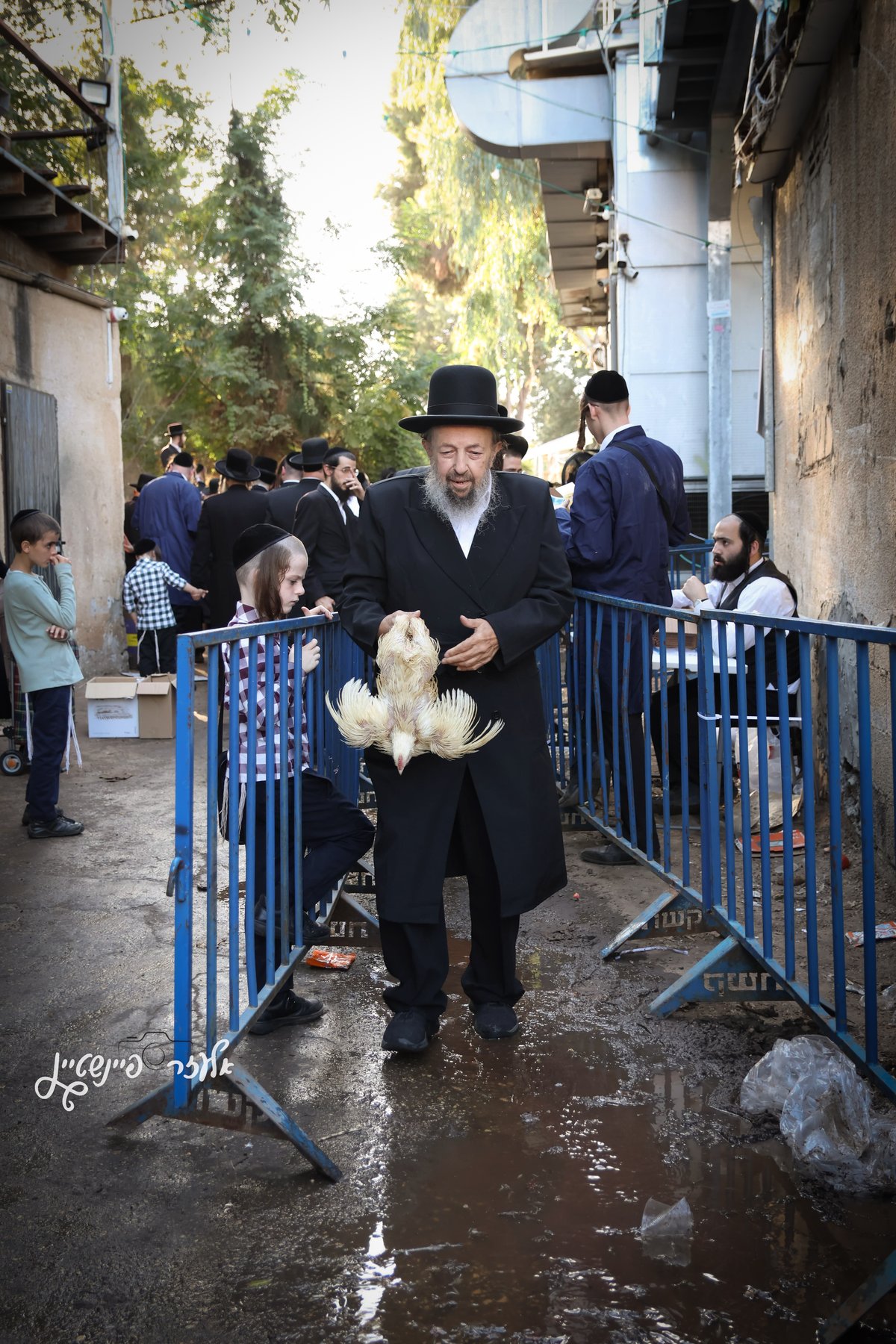 אווירת ערב חג ברחובותיה של העיר בני ברק 