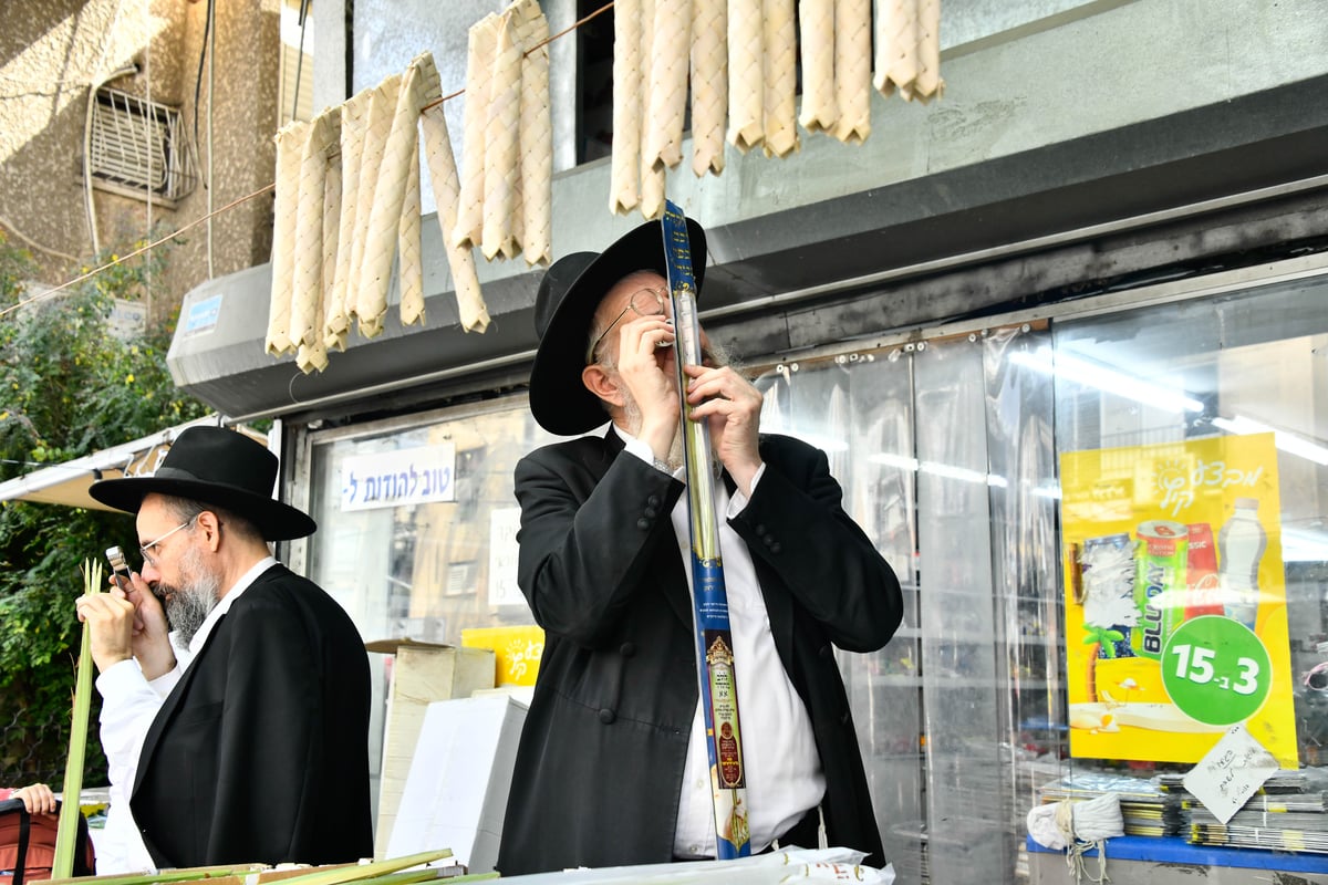 ערב חג הסוכות ברחובות בני ברק 